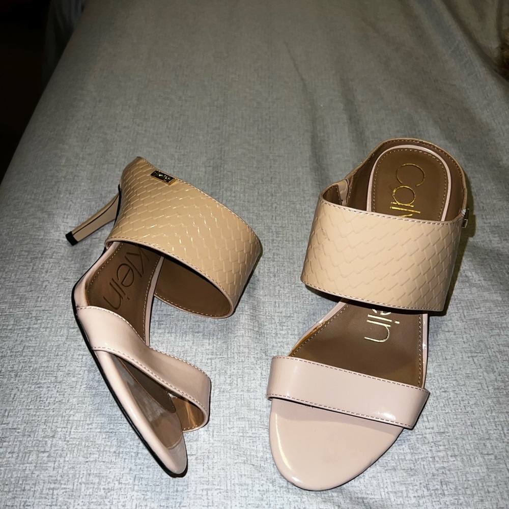 Calvin clean nude short heels